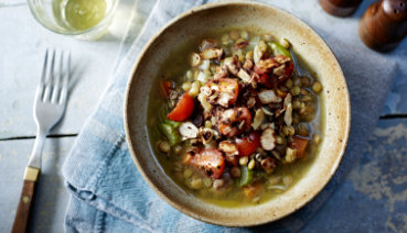 Plato de lentejas con almendras para obtener proteínas vegetales completas